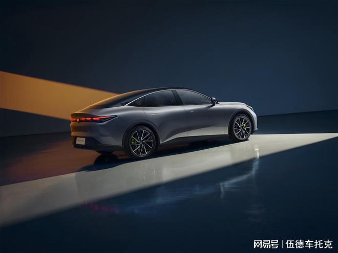 B级轿跑的黑马——极狐阿尔法S5凯时尊龙人生2024年国产纯电(图3)